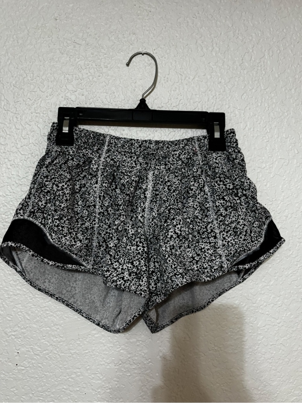 Lululemon Hotty Hot Shorts Black and White Flowers Size 4, 2.5” inseam, Low-Rise